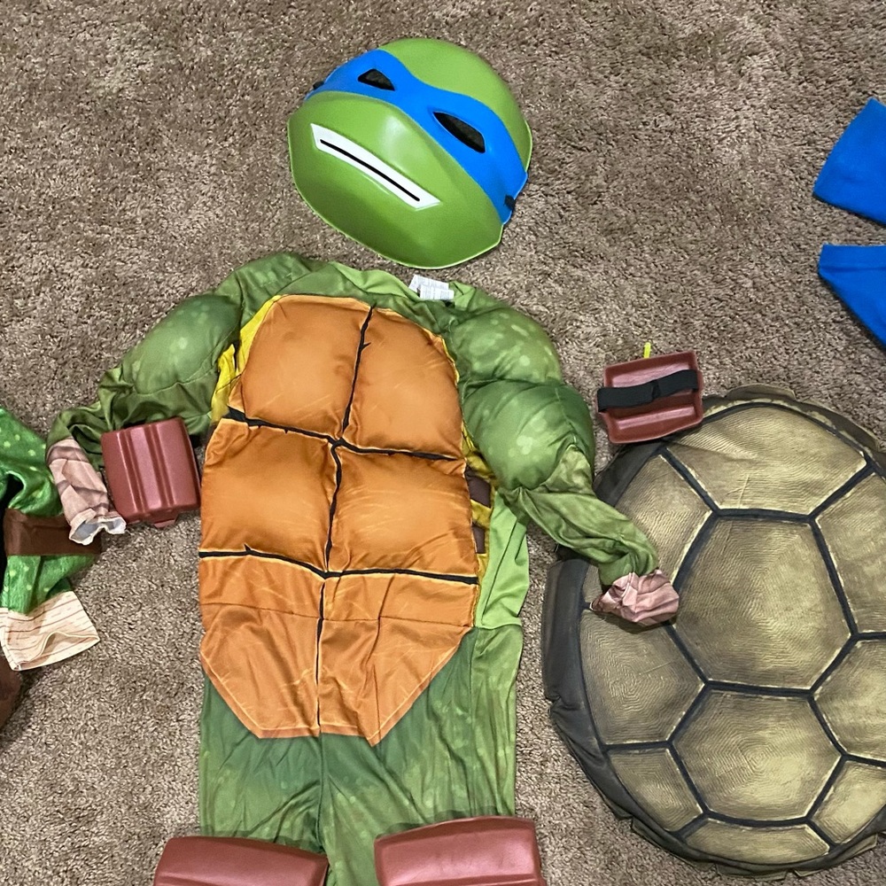 Leonardo ninja turtle Boys size small fits like 4-6 yrs old like new